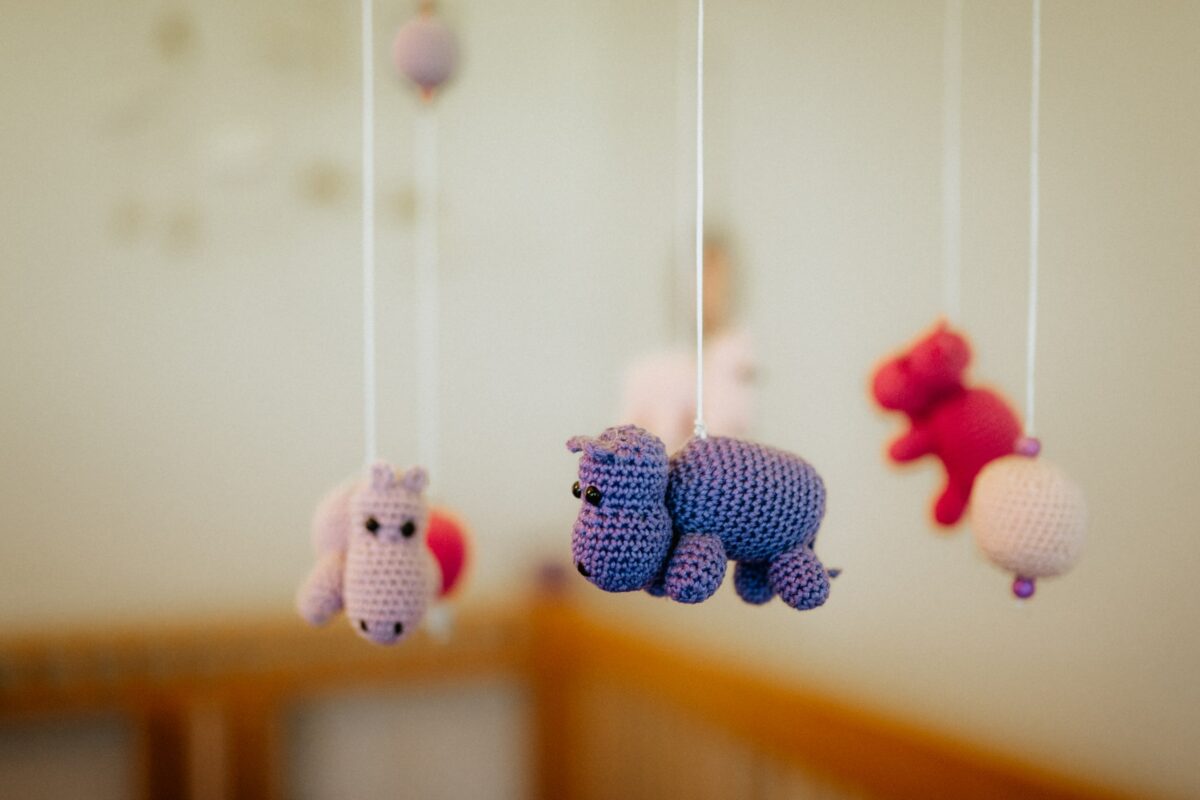 Stofftiere hängen auf einem Mobile für Kinder