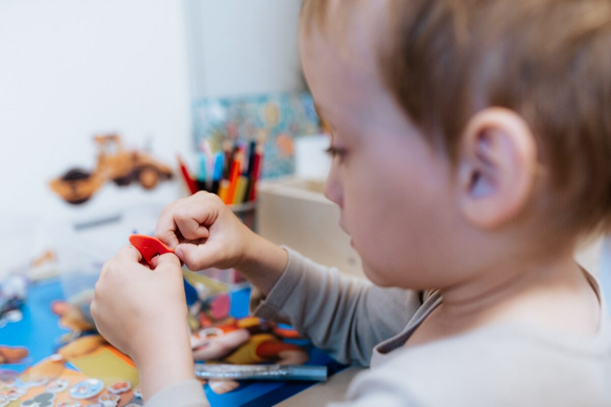 Das Kind hält etwas selbst gemachtes in der Hand